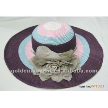 Chapeau de paille en papier souple aux dames avec décoration de fleurs